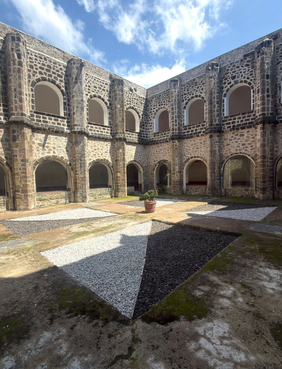 Patio del claustro del antiguo convento de San Juan Bautista de Tetela del Volcán